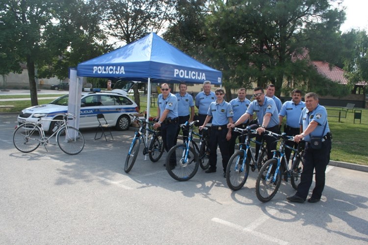 Slika PU_VS/Akcije/Biciklisti u prometu/Policijski službenici Policijske postaje Vinkovci.jpg